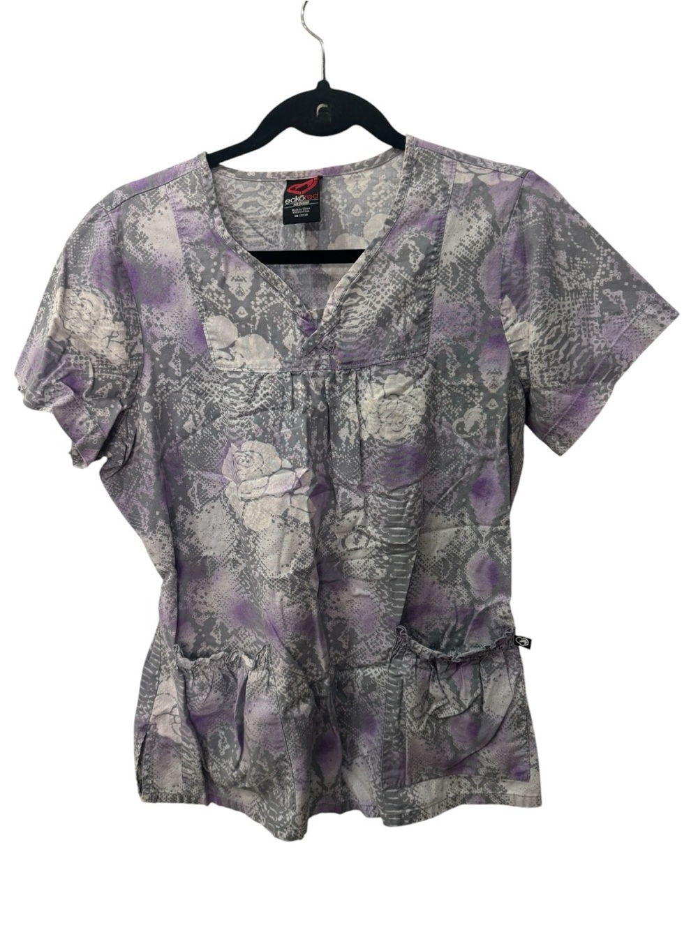Ecko Unltd. scrub top features a distinct purple and grey snakeskin women’s sz M